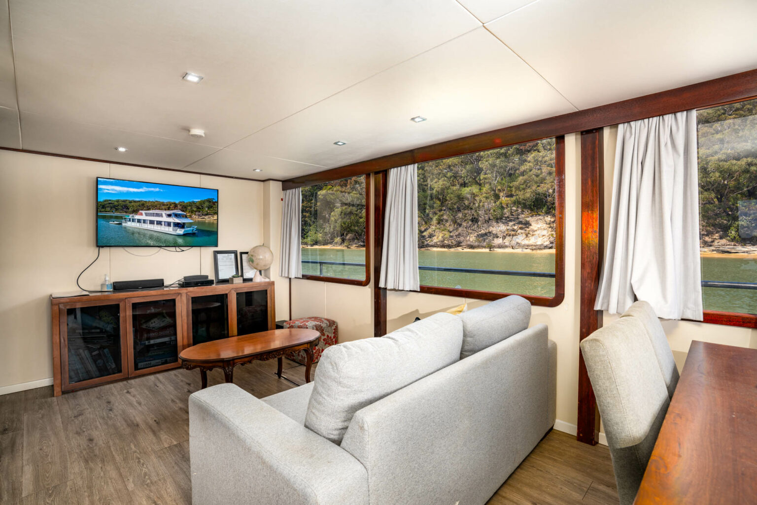 Amira Luxury Houseboat Hire Cruise the stunning waters of — free download